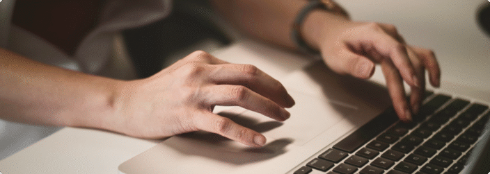 freelancer elastycznosc i nizszy koszt ale ograniczone zasoby