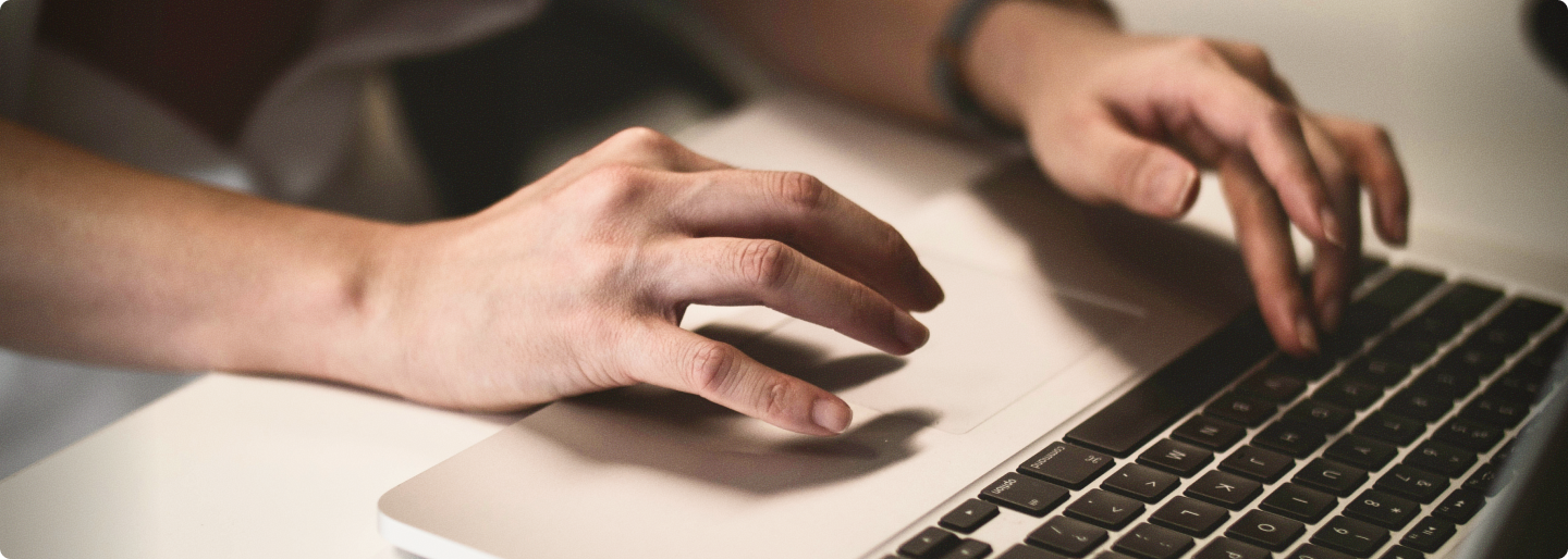 Kiedy WordPress developer pracuje w modelu custom, a kiedy na gotowych rozwiazaniach